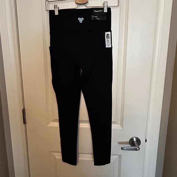 BNWT - TNA Life Leggings with side pockets- BLACK - Picture 2 of 5